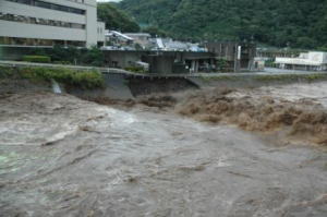 鮎沢川の濁流で町道が決壊