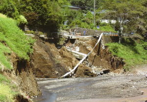 柳島地区の道路が決壊