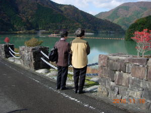 周りの山々の紅葉が湖水に映えていました