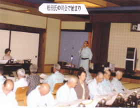 松田氏の司会で始まり