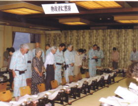 物故者に黙祷