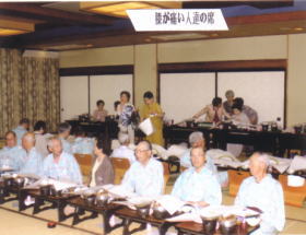 足腰の痛い人達の席